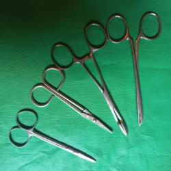 lot de 4 ciseaux chirurgicaux  / médicale ancien