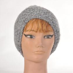 Bonnet laine mohair et pompon  gris moyen