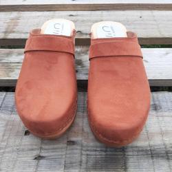 Sabot suédois femme cuir gras ou nubuck velours pêche et bois nubuck cognac