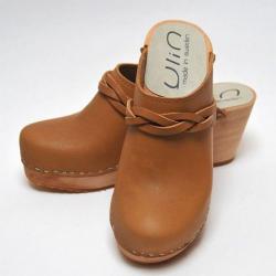 Sabots suédois femme talons hauts bois et cuir tannage végétal ou nubuck cognac