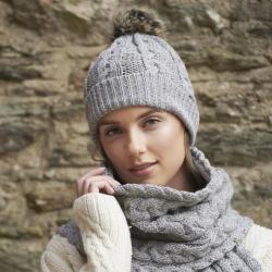 Bonnet chaud laine mérinos côtes avec pompon gris clair