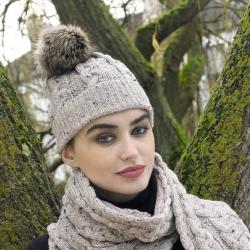 Bonnet chaud laine mérinos côtes avec pompon beige moyen