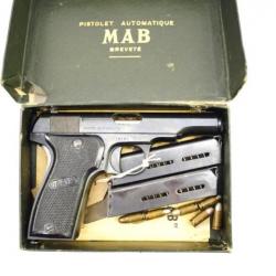 Pistolet MAB type d dans sa boite  d'origines  avec 2 chargeur supp