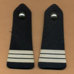 Epaulettes noires, galons de Capitaine blancs