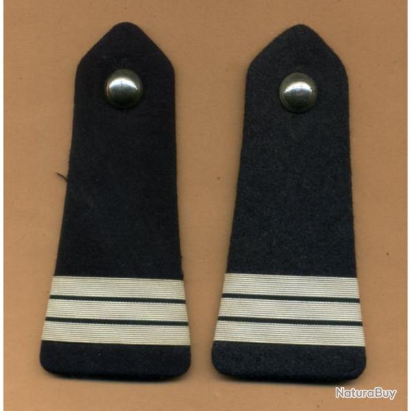 Epaulettes noires, galons de Capitaine blancs