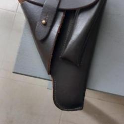 Holster cuir qui a appartenu à pistolet  p08  bon etat en général  quelques  traces mais rien de gra