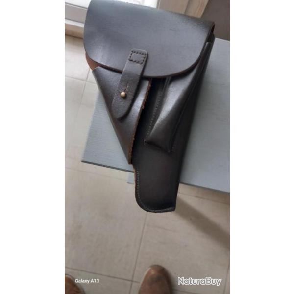 Holster cuir qui a appartenu  pistolet  p08  bon etat en gnral  quelques  traces mais rien de gra