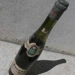 Bouteille de Jurançon cachetée cire années 60