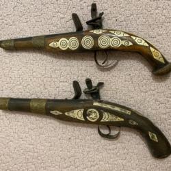 deux belles répliques de pistolets de duel pour la décoration et les collections