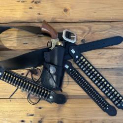 ceinturon et holster est fabriqué  en cuir