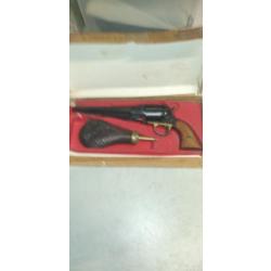 revolver poudre noire UBERTI REMINGTON 1858 CAL.44  DANS SA BOITE + POIRE A POUDRE CODE AA=1975