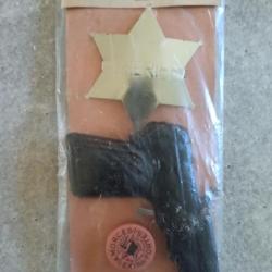 Ancien jouet : Pistolet à amorces sur blister non ouvert avec amorces et étoile de shériff années 50
