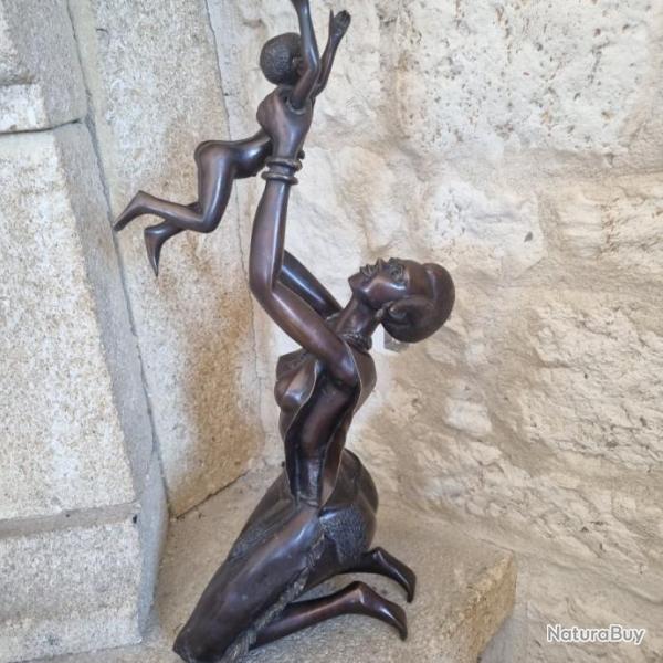 Ennorme statue en bronze maternit