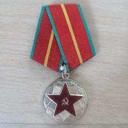 Médaille Russe 20 années de service KGB Première classe. CCCP (URSS) Médaille argent.