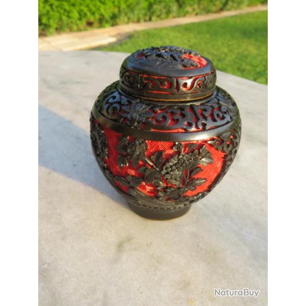 Ancien Pot couvert  gingembre  dcor de fleurs de prunus en Laque de couleur Noire & Rouge (XX)