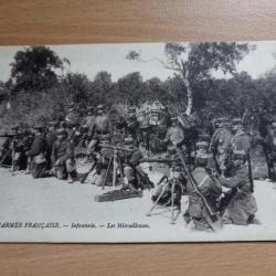 Carte postale militaria . Infanterie. Les Mitrailleuses.