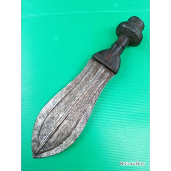 COUTEAU  GLAIVE  IKUL  KUBA   RD  CONGO    1900  . PIECE  PAS DE JEU .  PROPRE  ....  PETIT  PRIX  .