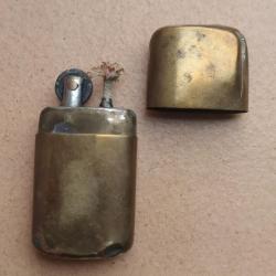 BRIQUET ANCIEN A ESSENCE  AVEC PLAQUE TAXE IMPOT POILU SOLDAT MODELE N1