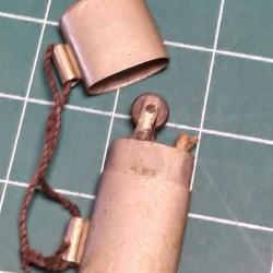 BRIQUET A ESSENCE, UTILISE PAR MILITAIRE EN INDOCHINE