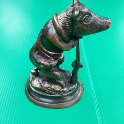 ANCIENNE  SCULPTURE  SANGLIER  CHASSEUR   DE  CHEZ  LOVERGREEN  .  BRONZE