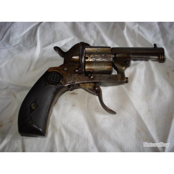 Petit revolver cal. 7mm.  broche au fonctionnement  parfait. Vendu  la MANU.