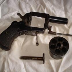 Petit revolver cal. 320 de type Bulldog  au fonctionnement  parfait.