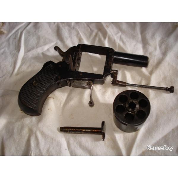 Petit revolver cal. 320 de type Bulldog  au fonctionnement  parfait.