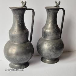 Lot de 2 grandes aiguières anciennes en étain, pichets, carafes avec poinçons fleurs de lys, écolo