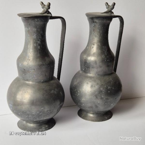 Lot de 2 grandes aiguires anciennes en tain, pichets, carafes avec poinons fleurs de lys, colo