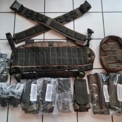 Chest et poches Arktis/Blackhawk, holster Blackhawk, sac Camelbak.