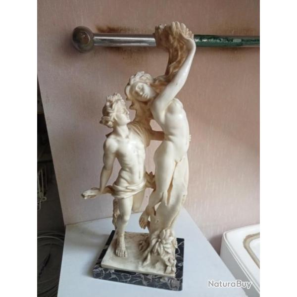 grande statuette en rsine hauteur 49cm x 20 cm sign g.ruggeri