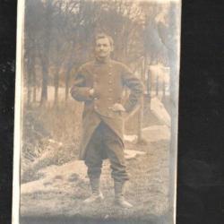 soldat en uniforme ,photo en pied  voir pattes de col 72