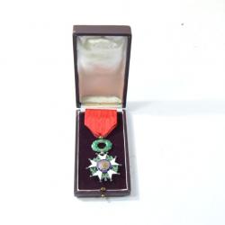 Médaille Chevalier Légion d'Honneur en boite. Eclat d'émails