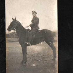 soldat britannique à cheval en camp , royal artillerie ? voir cap badge,