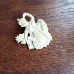 BROCHE SCULPTÉ À LA MAIN, FABRIQUÉE EN EXTRÊME-ORIENT