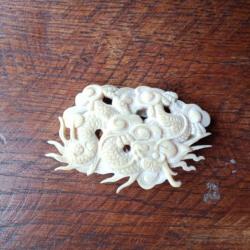 BROCHE SCULPTÉ À LA MAIN, dragons. FABRIQUÉE EN EXTRÊME-ORIENT