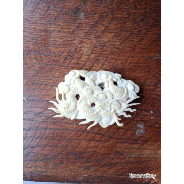 BROCHE SCULPT  LA MAIN, dragons. FABRIQUE EN EXTRME-ORIENT