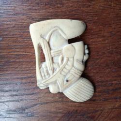Broche sculptée main . Tête de femme africaine
