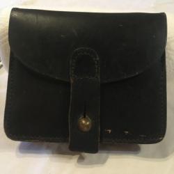 une cartouchière en cuir noire du mod 1916