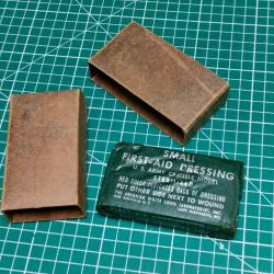 PACKET FIRST AID DRESSING, PANSEMENT US ARMY CARLISLE MODEL STERILIZED, WHITE CROSS DANS SON CARTON