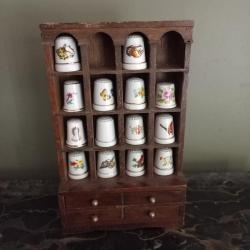 lot de 14 dés à coudre en porcelaine  + meuble miniature à deux tiroirs