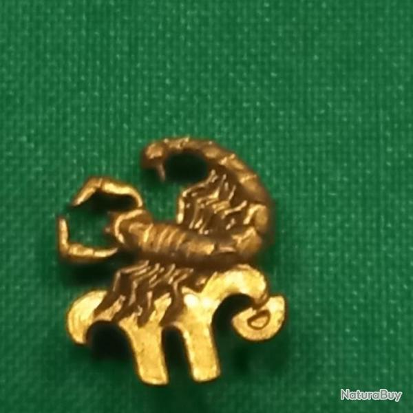 rare ancien  pin's SCORPION    dor  l'or fin