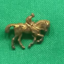 rare ancien  pin's CAVALIER /  JOCKEY    doré à l'or fin