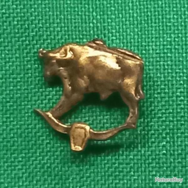 rare ancien  pin's TAUREAU    dor  l'or fin