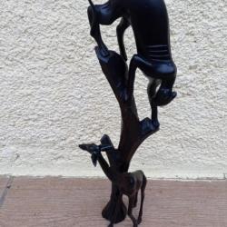 MAGNIFIQUE  SCULPTURE   D UNE  GIRAFE  AVEC  PANTHERE NOIRE  SUR SON ARBRE  .  TOUT  EBENE  .