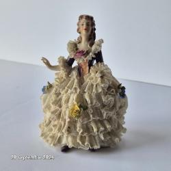 figurines feminine en dentelle porcelaine fille chanteuse et musicienne de Dresde