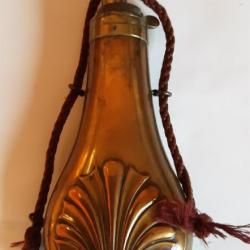 Ancienne poire à poudre de chasse cuivre et laiton décorée 4 attaches