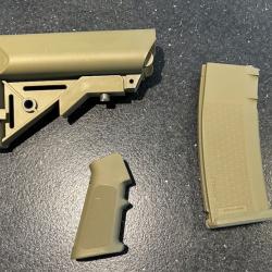 Ensemble crosse, poignée moteur et chargeur airsoft haute capacité couleur fde, excellent état