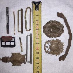 Lot d'objets laiton, barrettes, insignes militaires