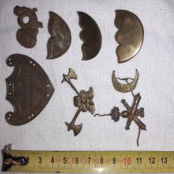 Lot d'objets en laiton, attaches, insignes casques, broches militaires